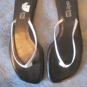 CATHY JEAN WHITE FLIP FLOP SANDALS 9 NEW